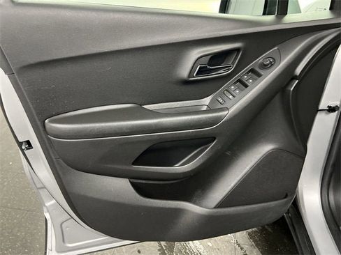 Used 2022 Chevrolet Trax LT w/ LT Convenience Package image 20