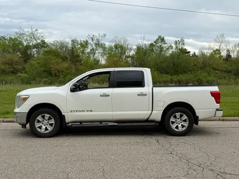 Used 2019 Nissan Titan SV AWD/4WD image 17