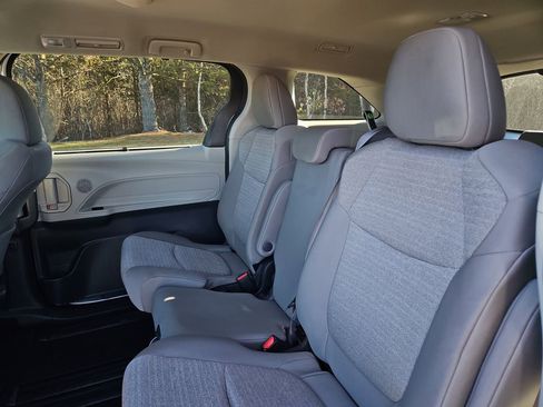 Used 2024 Toyota Sienna LE image 29