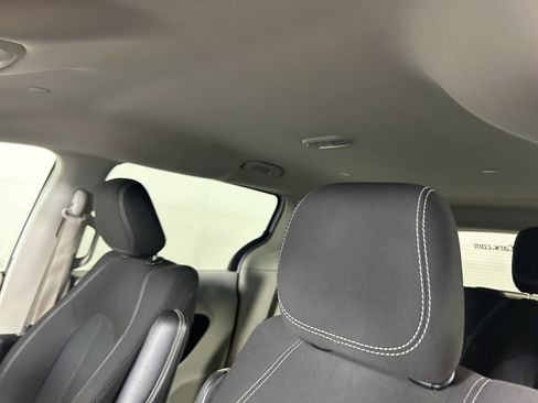 Used 2021 Chrysler Voyager L FWD image 11