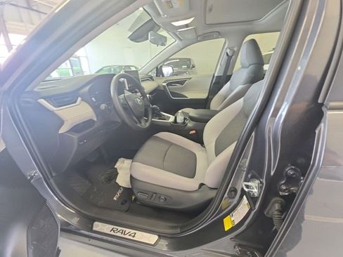 Used 2025 Toyota RAV4 XLE FWD image 9