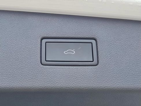 Used 2024 Volkswagen Tiguan SE image 35