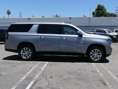 Used 2024 Chevrolet Suburban Premier RWD image 2