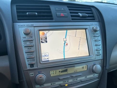 Used 2011 Toyota Camry XLE image 8