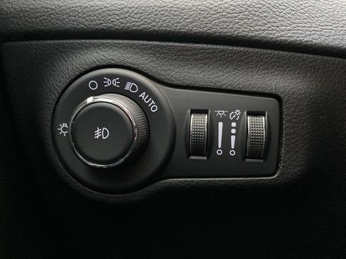 Used 2020 Jeep Compass Latitude FWD image 15