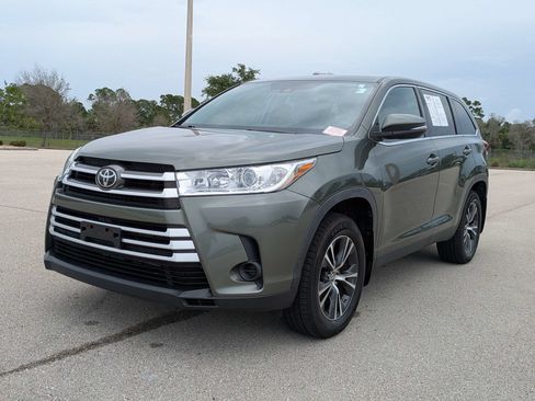 Used 2019 Toyota Highlander LE AWD/4WD image 9