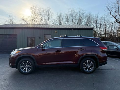 Used 2019 Toyota Highlander XLE image 3