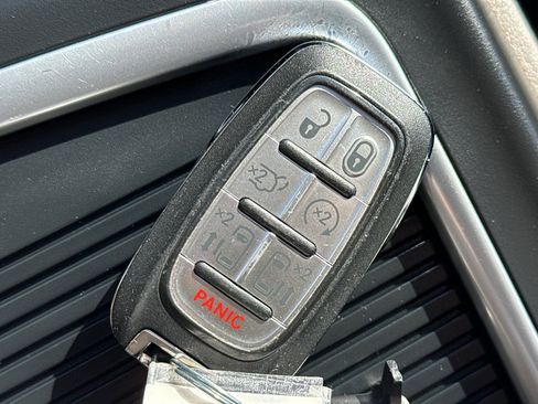 Used 2024 Chrysler Pacifica Touring-L image 36