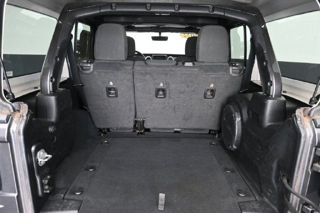 Used 2022 Jeep Wrangler Unlimited Sahara w/ Cold Weather Group AWD/4WD image 32