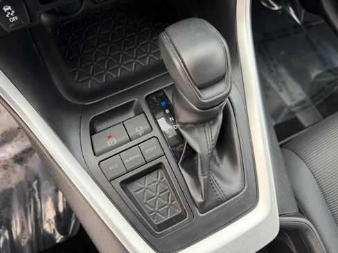 Used 2019 Toyota RAV4 LE image 32