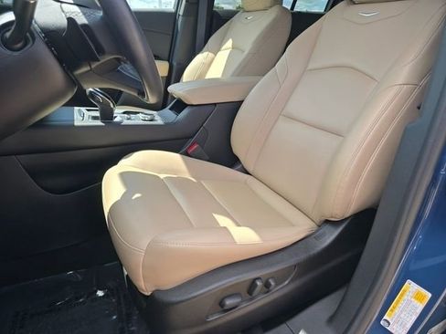 Used 2024 Cadillac XT4 Luxury w/ Cold Weather Package FWD image 6