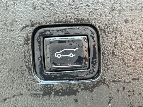 Used 2022 Chevrolet Traverse RS FWD image 19