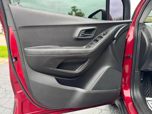 Used 2019 Chevrolet Trax LT w/ LT Convenience Package FWD image 14