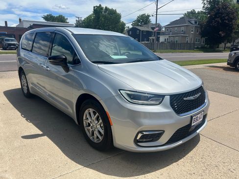 Used 2024 Chrysler Pacifica Touring-L FWD image 4