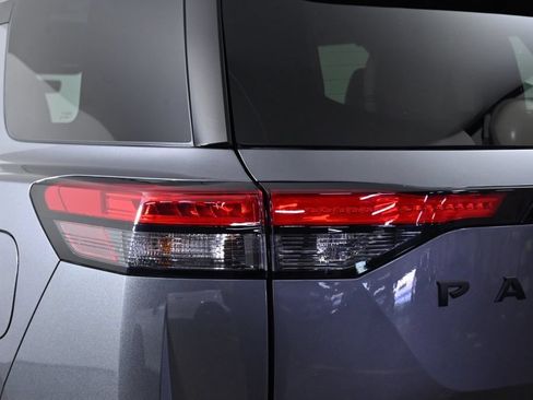 Certified 2024 Nissan Pathfinder Platinum w/ Black Appearance Package AWD/4WD image 10