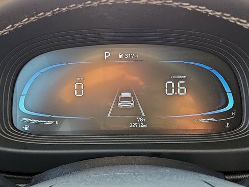 Used 2025 Hyundai Venue SEL FWD image 24