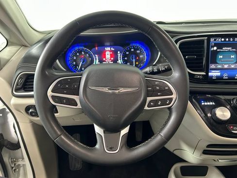 Used 2022 Chrysler Pacifica Touring-L AWD/4WD image 15