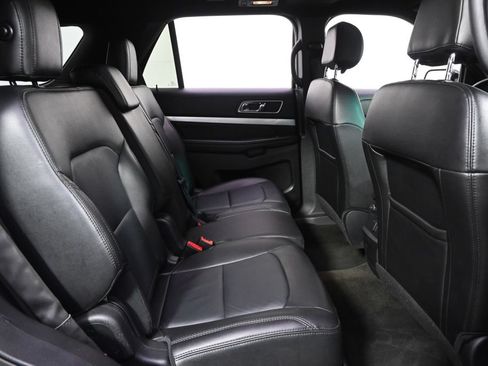 Used 2016 Ford Explorer XLT w/ Equipment Group 202A AWD/4WD image 17
