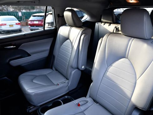 Used 2023 Toyota Highlander XLE image 23