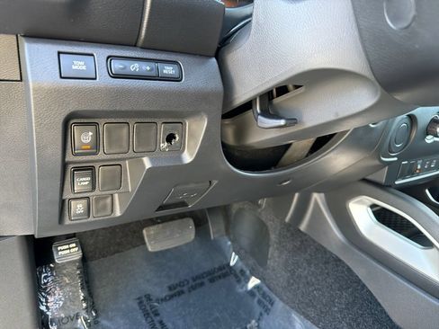 Used 2025 Nissan Frontier SV w/ Tow Package RWD image 17