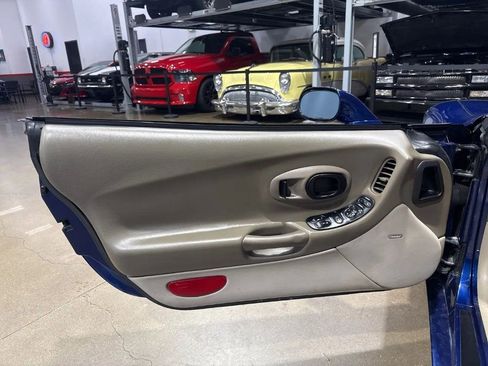 Used 2004 Chevrolet Corvette Convertible w/ Preferred Equipment Group RWD image 11
