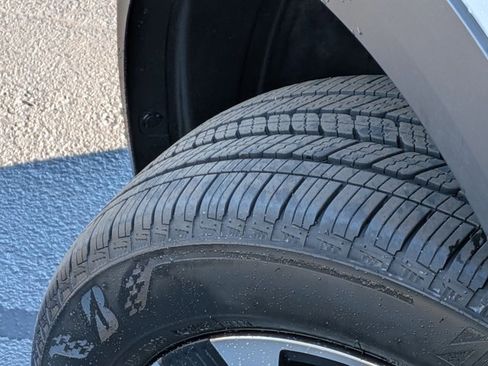 Certified 2025 Nissan Kicks SR image 11