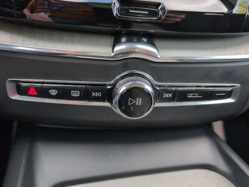 Used 2025 Volvo XC60 B5 Plus image 29