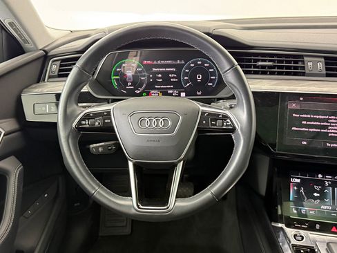 Used 2022 Audi e-tron Premium Plus w/ Premium Plus Package image 19