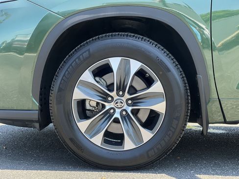 Used 2024 Toyota Highlander XLE AWD/4WD image 11