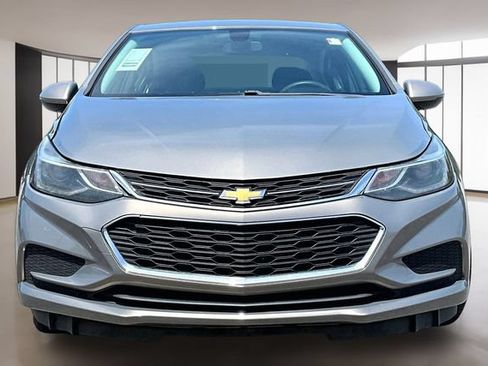 Used 2017 Chevrolet Cruze LT FWD image 2