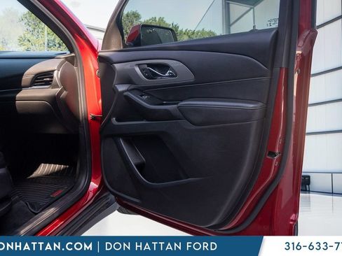 Used 2023 Chevrolet Traverse LT FWD image 24