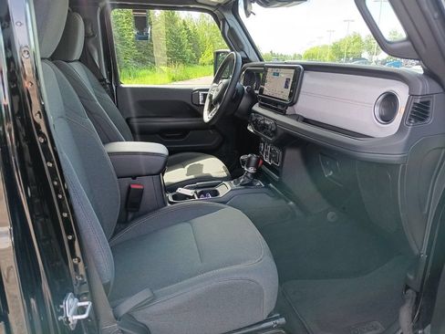 Used 2025 Jeep Wrangler Unlimited Sahara AWD/4WD image 18