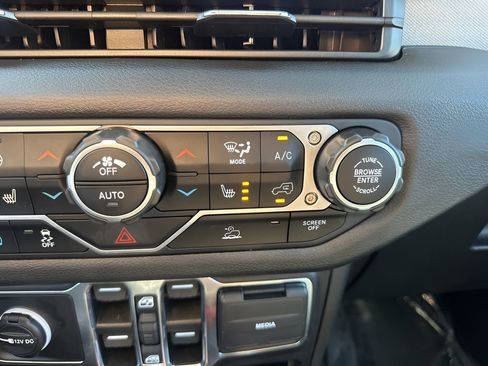 Used 2024 Jeep Wrangler Unlimited w/ Convenience Group image 19