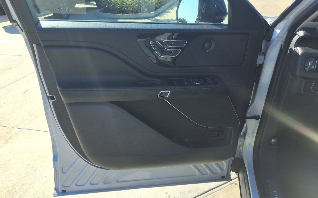 Used 2025 Lincoln Aviator Reserve RWD image 13
