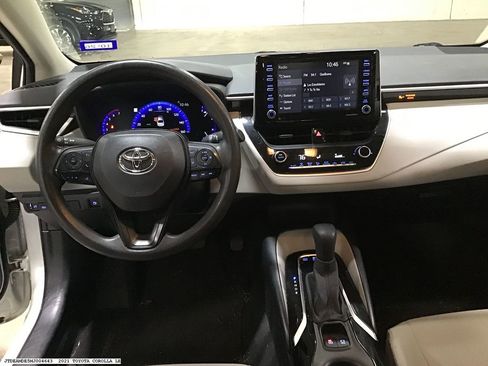 Used 2021 Toyota Corolla LE image 9