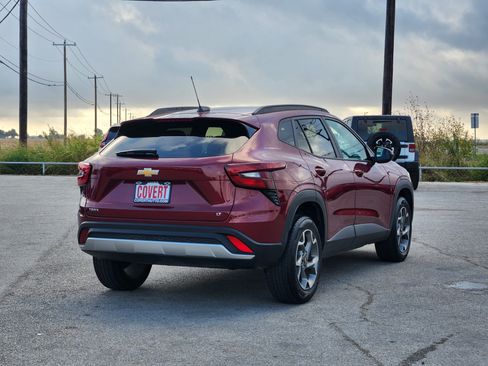 Used 2025 Chevrolet Trax LT FWD image 7