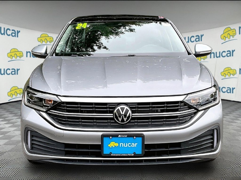 Used 2024 Volkswagen Jetta SEL FWD image 2