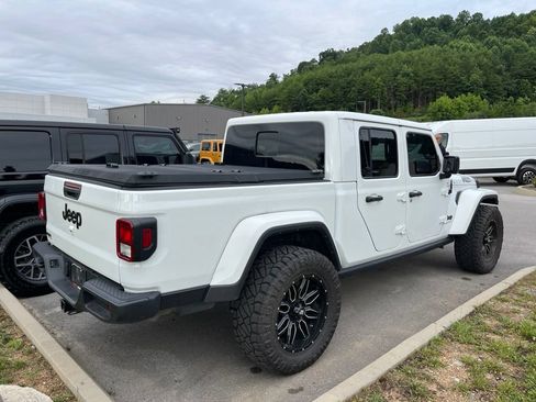 Used 2023 Jeep Gladiator Sport AWD/4WD image 3