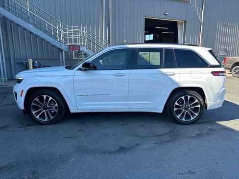 Certified 2023 Jeep Grand Cherokee Overland w/ Luxury Tech Group IV AWD/4WD image 8