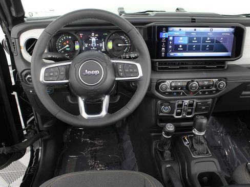 Used 2025 Jeep Wrangler Unlimited Sahara w/ Safety Group AWD/4WD image 10