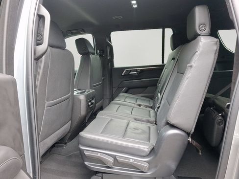 Used 2025 Chevrolet Suburban Z71 AWD/4WD image 8