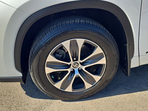 Used 2021 Toyota Highlander XLE image 39