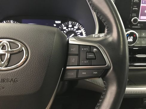 Used 2021 Toyota Highlander XLE AWD/4WD image 19