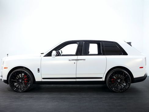 Used 2022 Rolls-Royce Cullinan Black Badge w/ Dark Exterior Package image 4