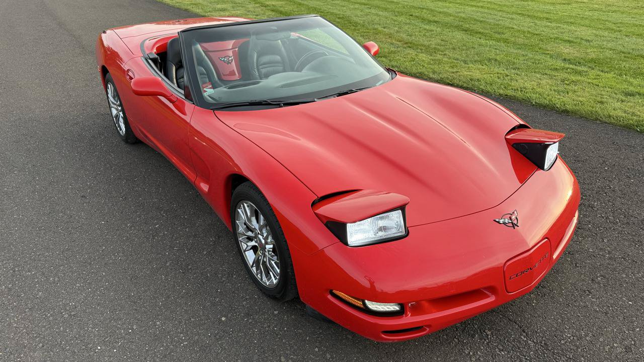 Used 2001 Chevrolet Corvette Convertible w/ Preferred Equipment Group1 RWD image 2