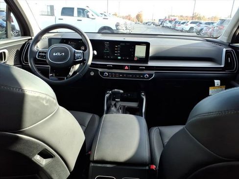 Used 2025 Kia Sorento EX w/ Panoramic Sunroof Package image 8