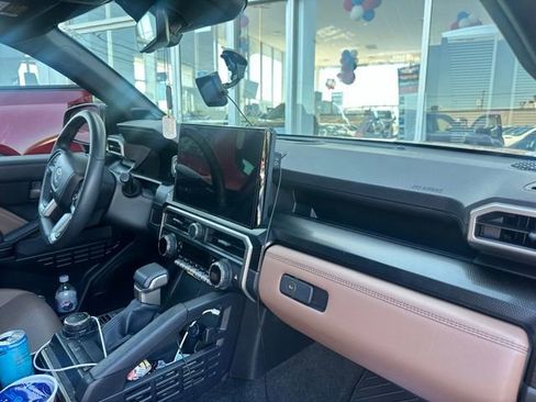 Used 2025 Toyota 4Runner Limited AWD/4WD image 25