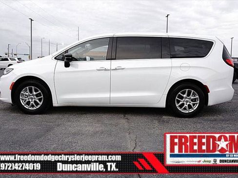 Certified 2024 Chrysler Pacifica Touring-L image 2