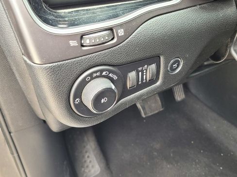Used 2019 Jeep Cherokee Limited w/ Luxury Group FWD image 17