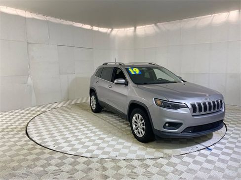 Used 2019 Jeep Cherokee Latitude w/ Cold Weather Group image 1